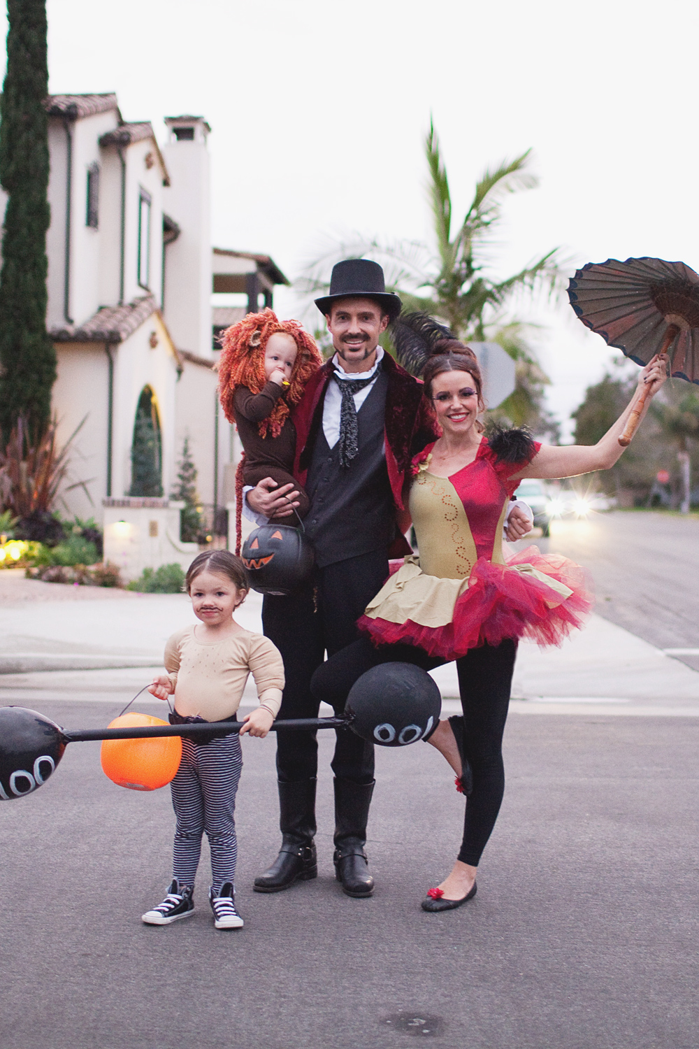 CIRCUS FAMILY HALLOWEEN COSTUMES - Tell Love and Party