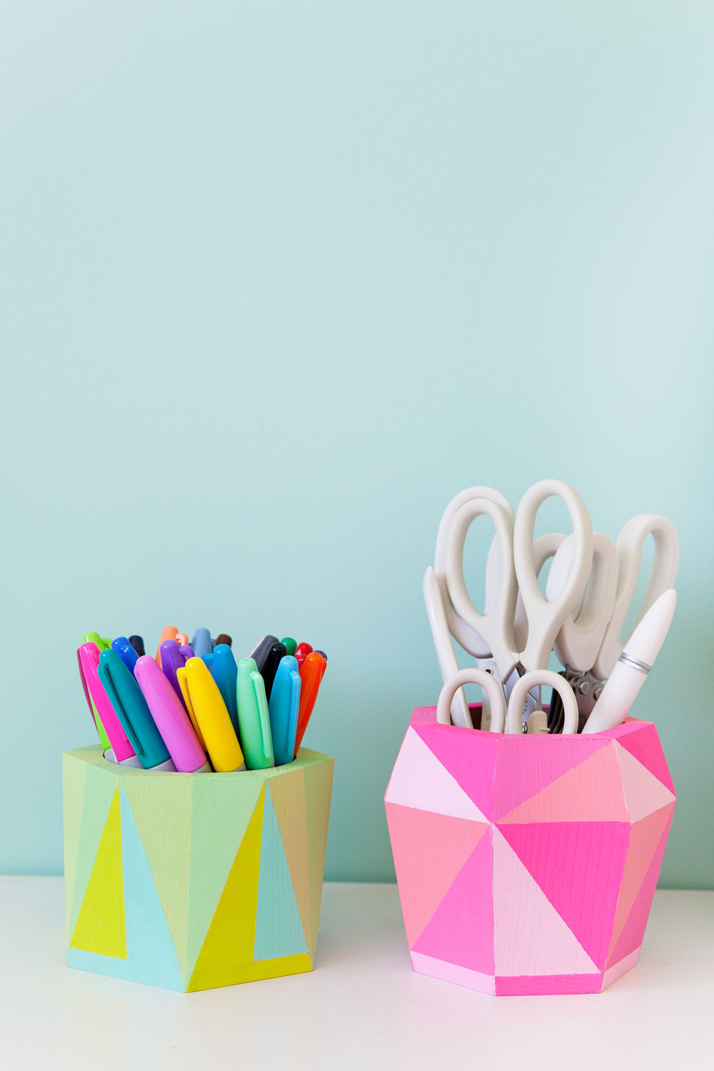 DIY-geo-painted-pen-holders-for-your-office-supplies