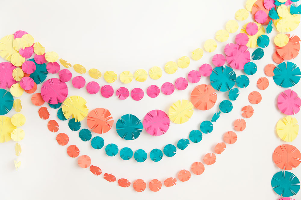 Learn-how-to-make-this-fun-and-easy-festive-DIY-garland