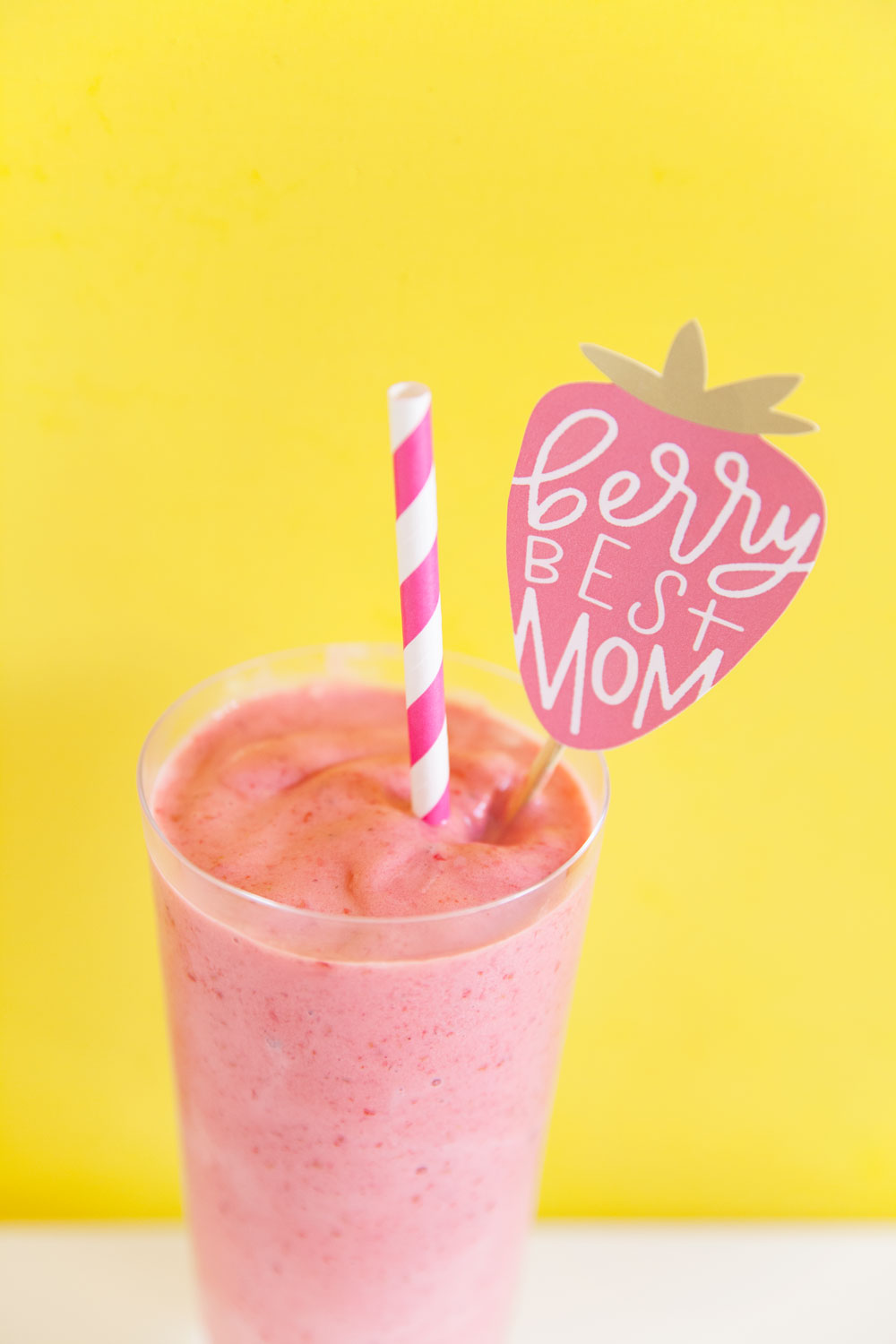 Give-mom-breakfast-in-bed-this-Mothers-Day-with-a-delicious-smoothie-and-a-free-printable-drink-stirrer