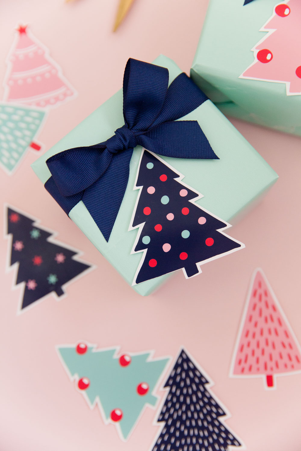 FREE PRINTABLE CHRISTMAS TREE GIFT TAGS - Tell Love and Party