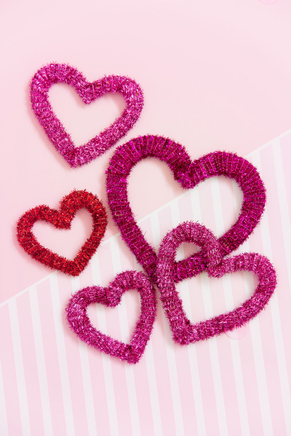 Make these Valentine's Day metallic pipe cleaner hearts.  They are soooo simple to make and are a great craft for kids to do as well.  -hearts -diy -craft blogger
