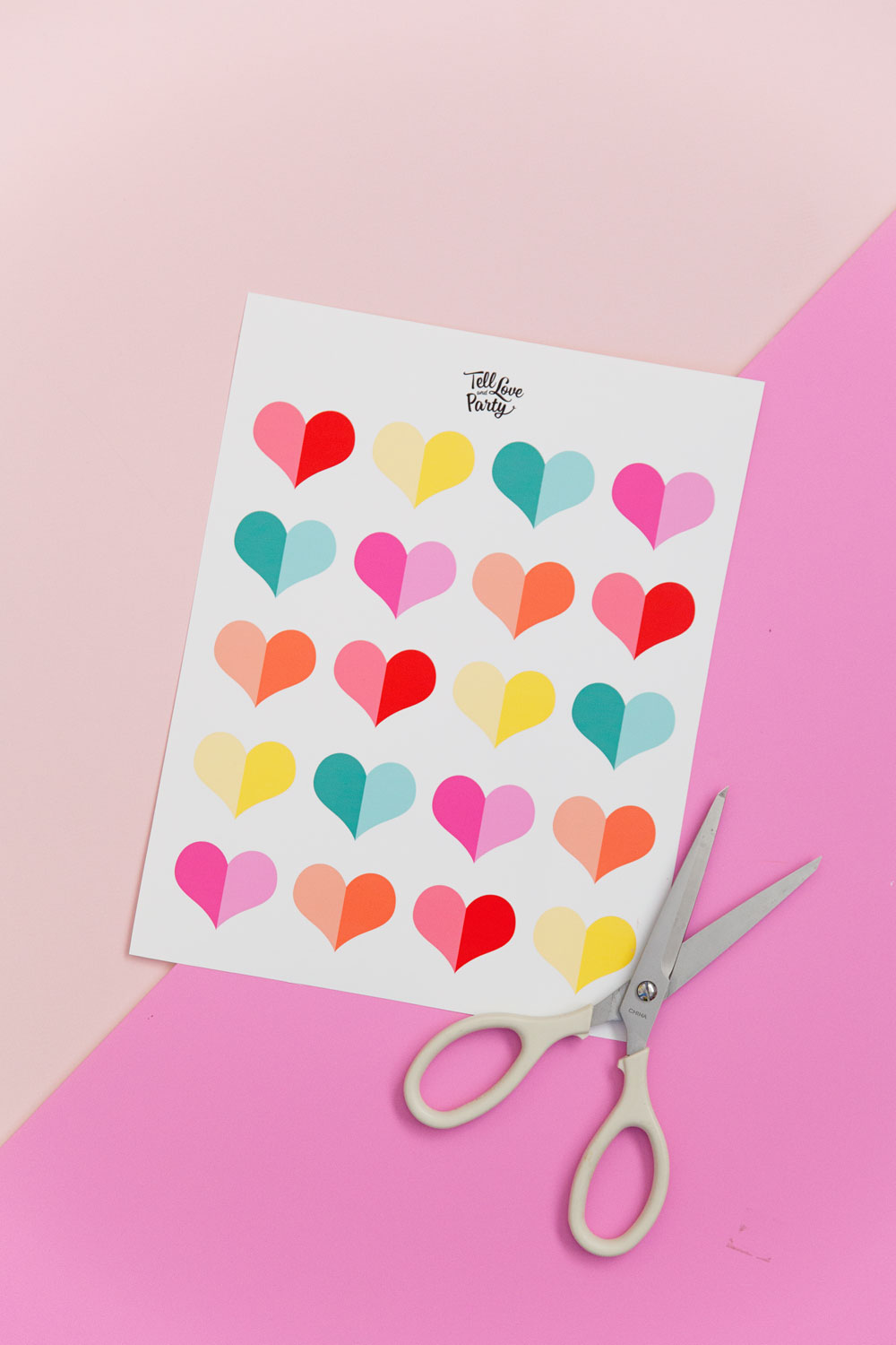 FREE printable heart cupcake toppers | TELL LOVE AND PARTY Valentine's day is coming up and these are perfect for class parties, office treats or just for friends! Either way don't leave those cupcakes plain and boring! -DIY -CAKE TOPPERS 