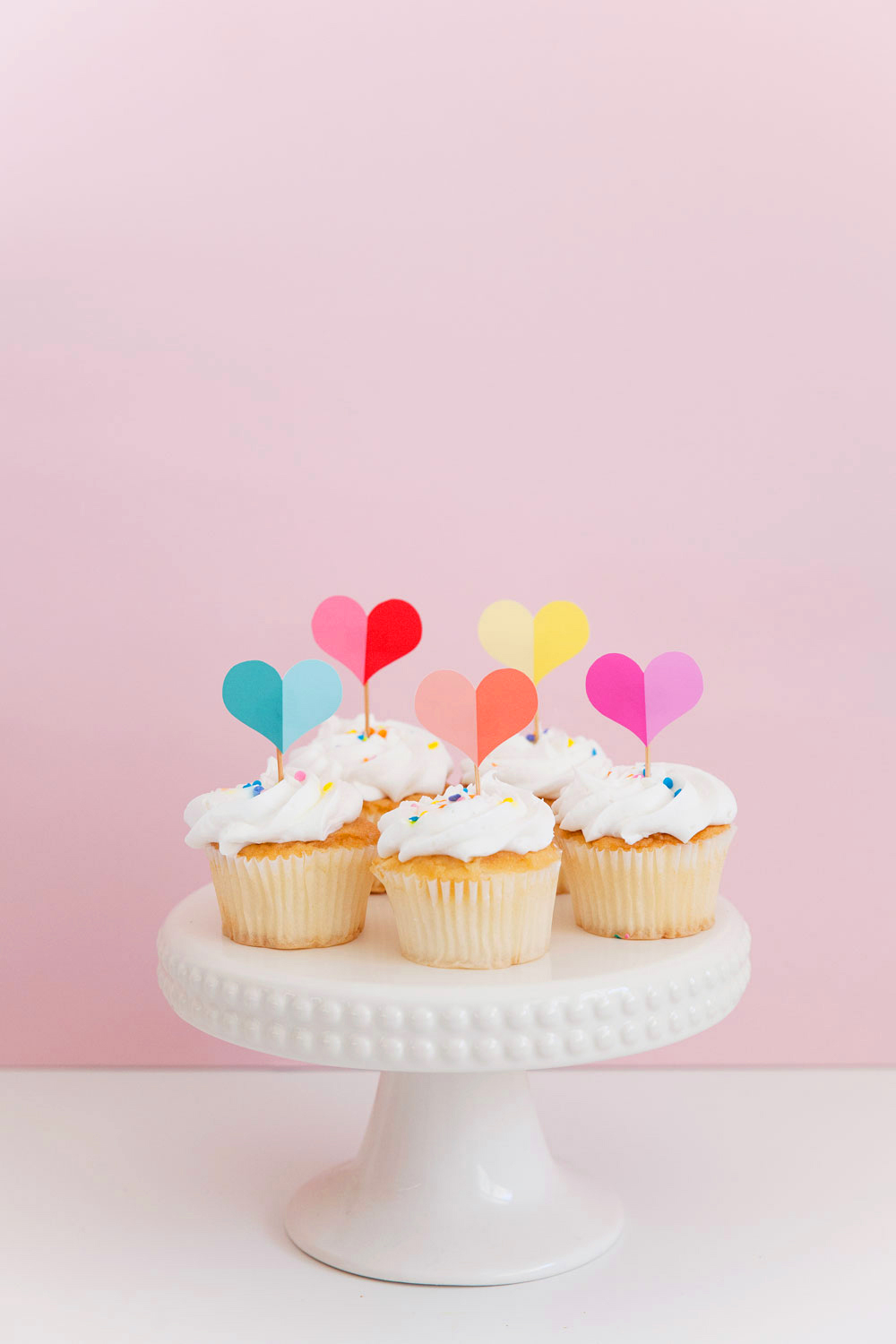 FREE printable heart cupcake toppers | TELL LOVE AND PARTY Valentine's day is coming up and these are perfect for class parties, office treats or just for friends! Either way don't leave those cupcakes plain and boring! -DIY -CAKE TOPPERS 