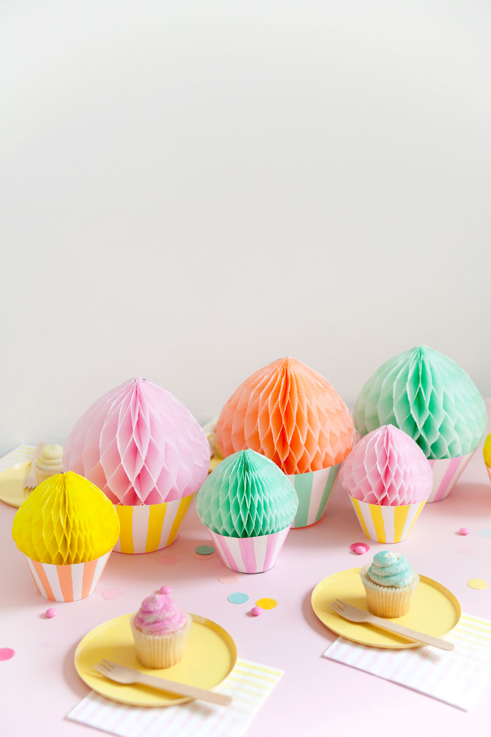 DIY honeycomb cupcake, so simple to make and for sure the life of the party | Tell Love and Party