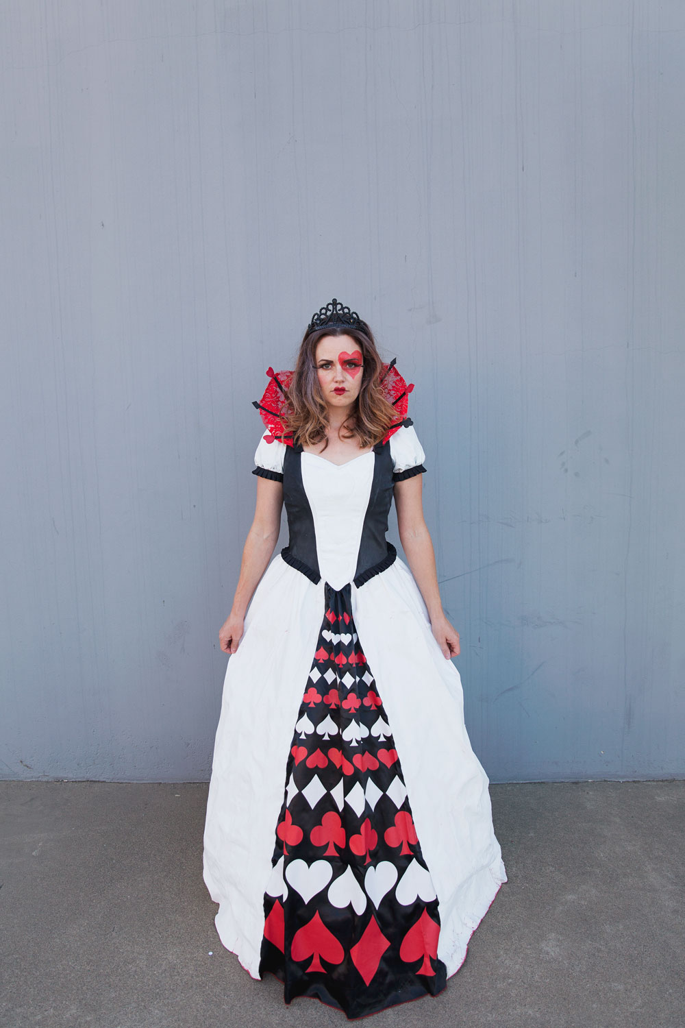 This Queen of Hearts family costume idea is sure to be a hit this Halloween. Learn how to create your own! #halloweencostumes #familyhalloweencostumes #queenofhearts #familycostumeideas