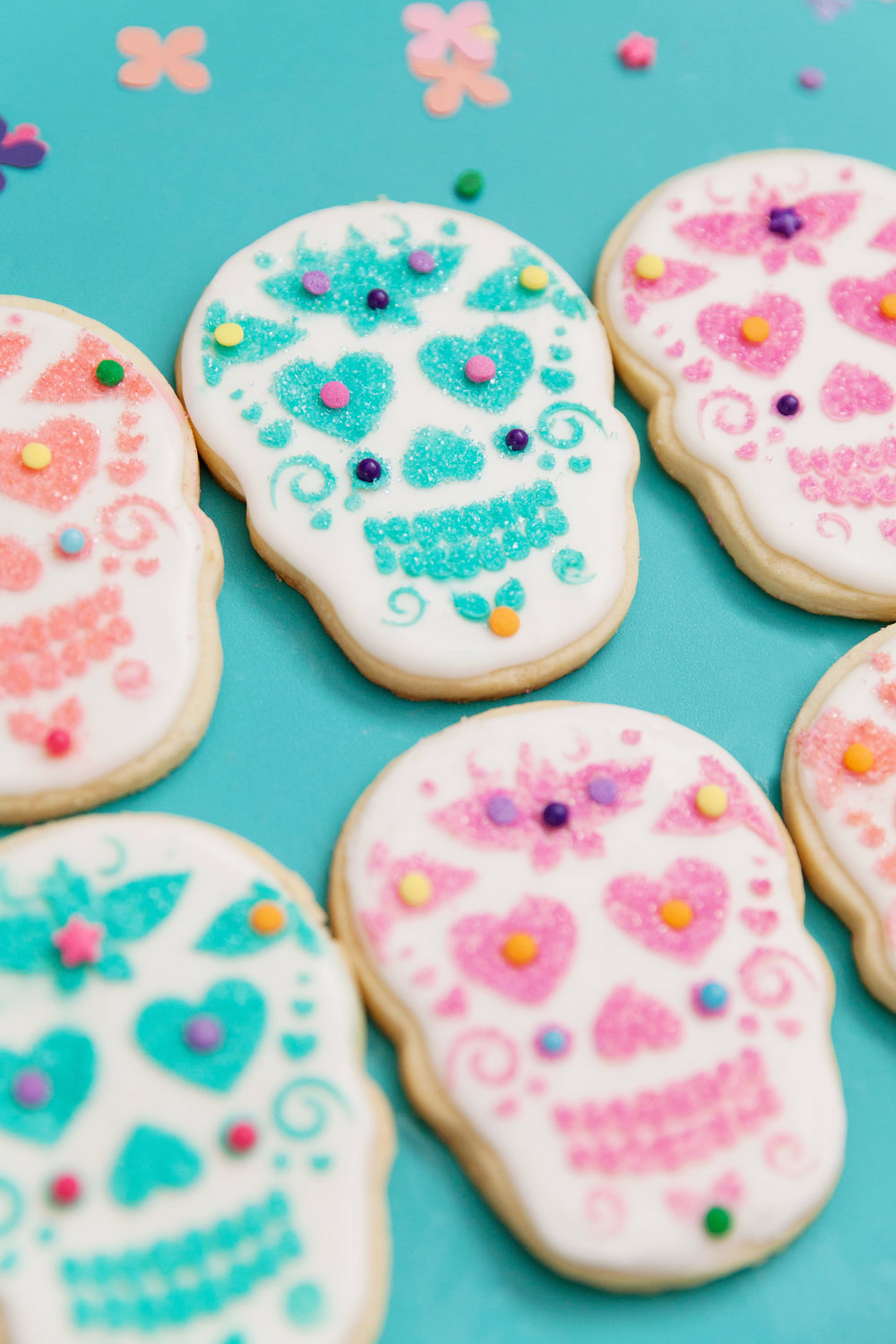 DIY sugar skull cookies in honor of Dia de los Muertos! Learn this new fun cookie decorating technique that is so simple ANYONE can do it. No decorating skills necessary.