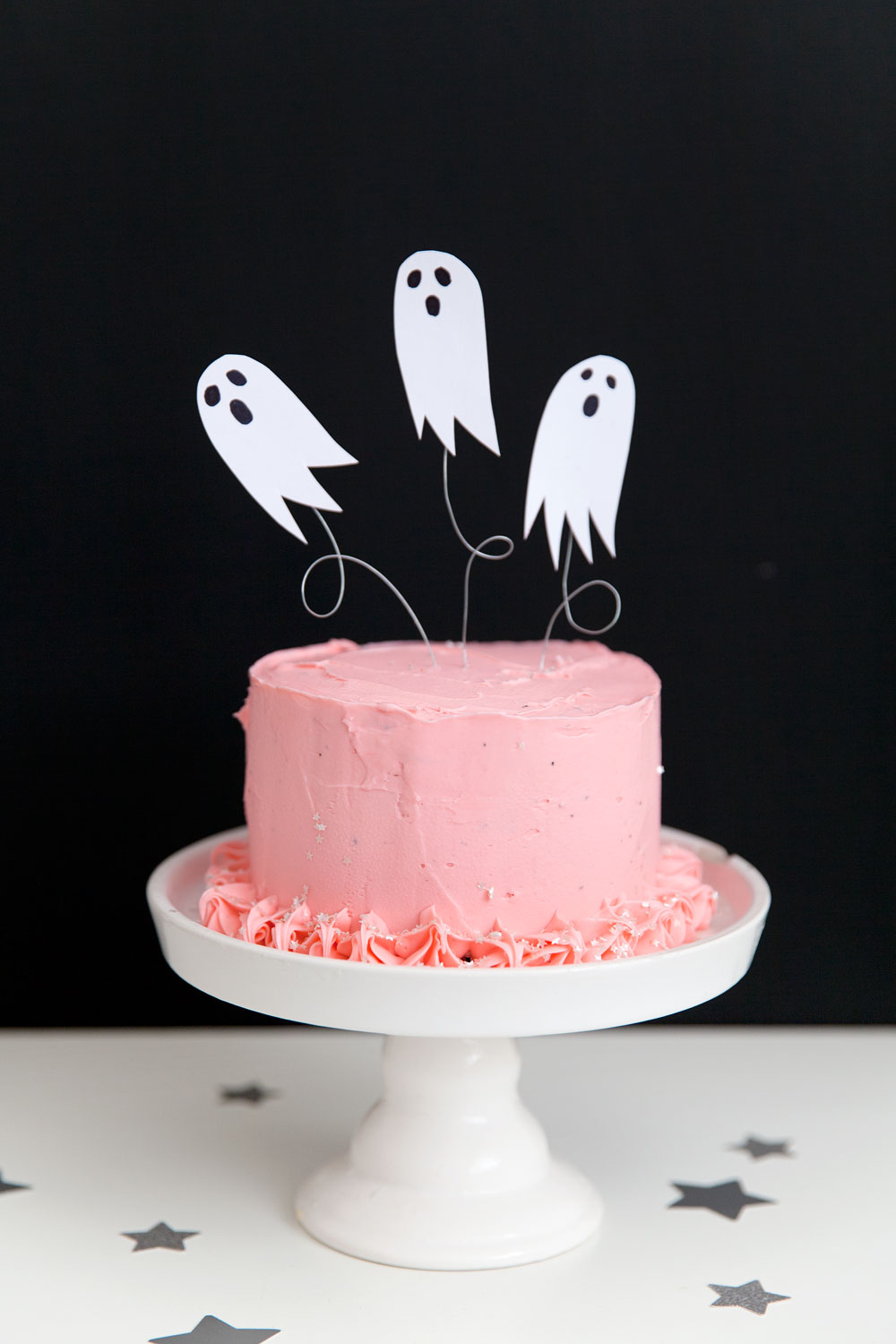 Need a simple DIY for all your upcoming Halloween parties? Well this is it! This DIY ghost cake topper is so simple to make and sure to please!